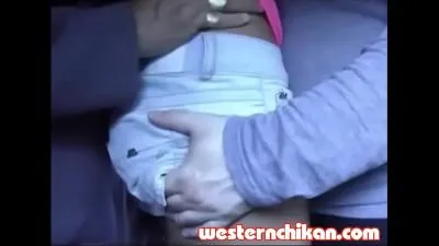 يسلط الضوء على حافلة عامة يتلمس طريقه