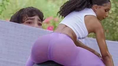 صبي صغير يشاهد جاره milfed الساخن يقوم بالتمرين